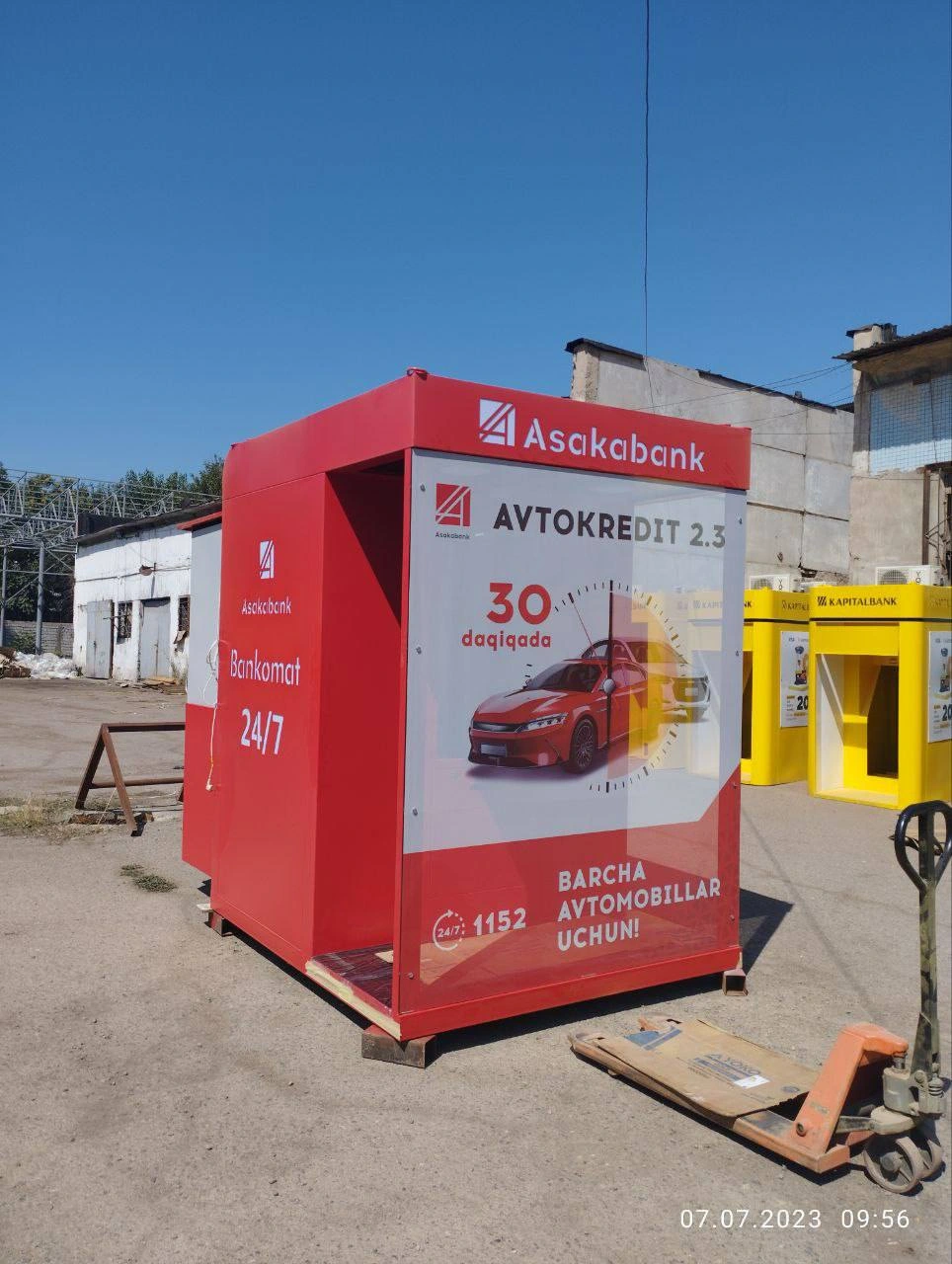 Asakabank booth with side entrance and service compartment — Photograph of completed work