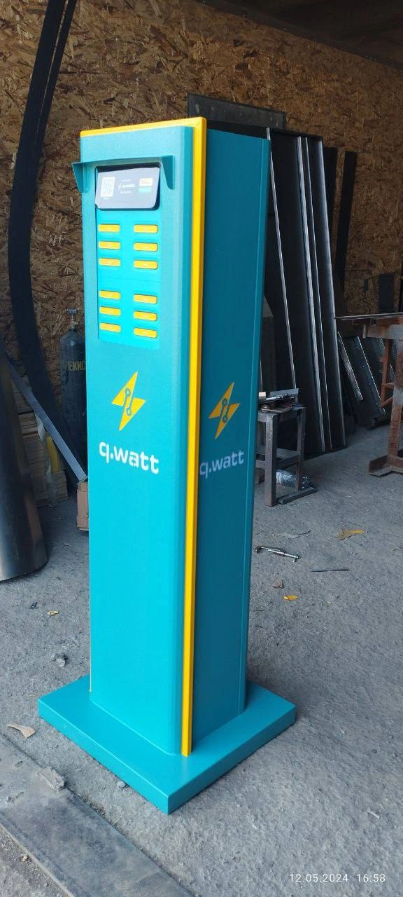 QWATT floor-standing column — Photograph of completed work